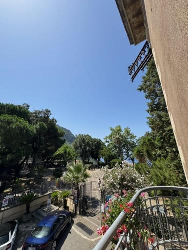 un balcón con un coche aparcado en un aparcamiento en Villa Luisetta Palmi, en Palmi
