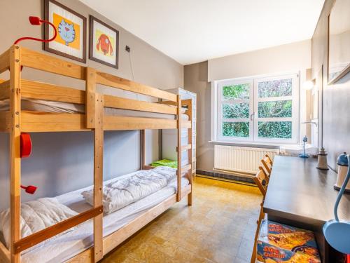 a room with two bunk beds and a table at Juvamy gelijkvloers in Galopen