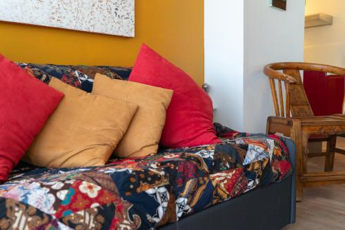un canapé avec des coussins colorés dessus dans l'établissement Grand T2 ensoleillé, à La Grande Motte