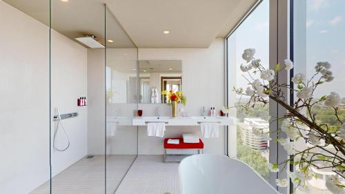 un bagno con un lavandino bianco e uno specchio di nhow Amsterdam Rai ad Amsterdam