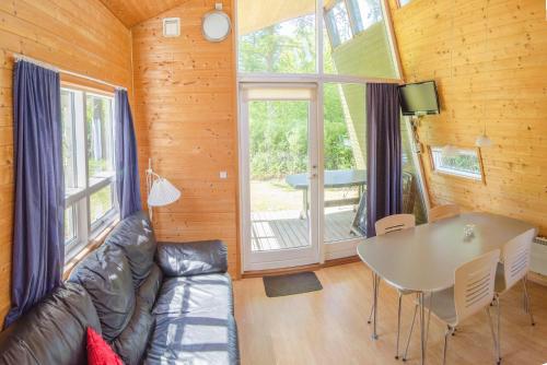 un soggiorno con divano e tavolo di Nysted Strand Camping & Cottages a Nysted