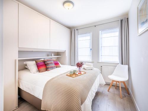 a bedroom with a bed with a table and a chair at Gaston Lejeune tweede in Galopen