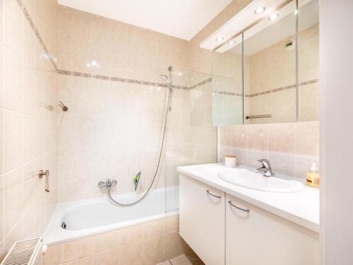 a bathroom with a tub and a sink and a shower at Gaston Lejeune tweede in Galopen