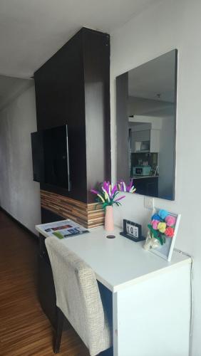 コタバルにあるKITA Studio - Kota Bharu City Pointの白い机