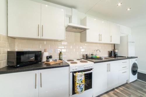 Η κουζίνα ή μικρή κουζίνα στο Cosy 2 bed flat in Merseyside