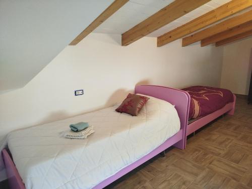 a bedroom with two beds in a attic at La Chioma di Berenice in Celano
