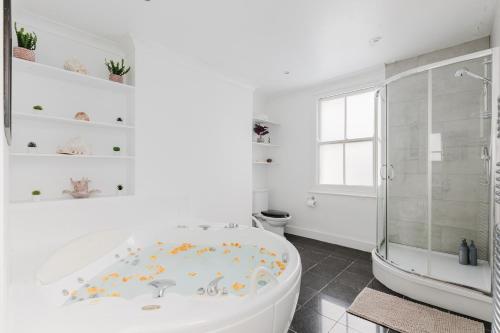 Ένα μπάνιο στο Elegant Fulham & Chelsea 3 Bed House With Roof Terrace & Jacuzzi