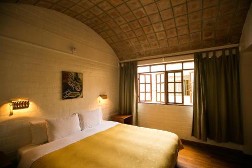 een slaapkamer met een groot bed en een raam bij Casa de Baraybar in Lima