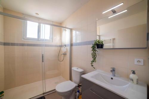 Un baño con ducha, inodoro y lavabo. en Le Lahitolle, en Bourges
