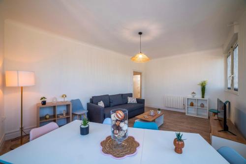 una sala de estar con un sofá y una mesa en Le Lahitolle, en Bourges