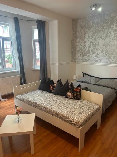 een slaapkamer met een bed en een bed sidx sidx sidx sidx bij 1 st may plaza de luxe in Bratislava