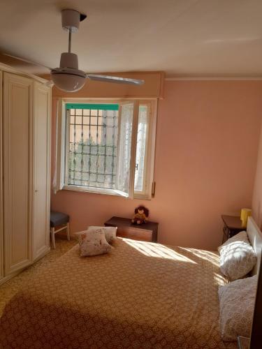 sypialnia z łóżkiem i oknem w obiekcie Affittacamere Room Rental Pisa w Pizie