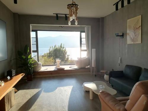a living room with a couch and a large window at sea konws NO2 in Dali Airport