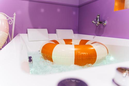 an orange and white barrel in a bathroom sink at My Funky House - Jacuzzi, Sauna, billard, cinéma, Nintendo Switch, jeux, filet suspendu in Manage