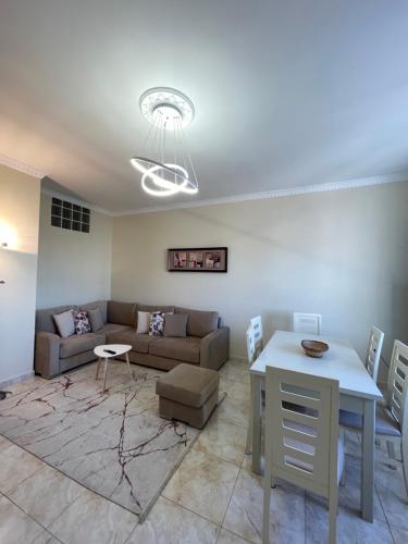 ein Wohnzimmer mit Sofa und Tisch in der Unterkunft Shkodra Central Corner in Shkodra