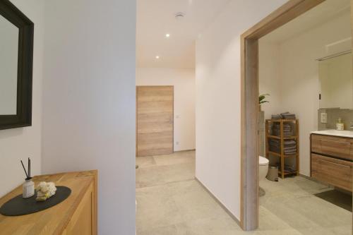 une salle de bain avec un lavabo et des toilettes dans une chambre dans l'établissement Ferienwohnung Familie Müller, 