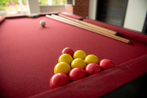 einen roten Billardtisch mit Billardkugeln drauf in der Unterkunft Apto Vista Mar Área Gourmet Piscina 2 Suítes in São Bento