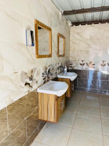 Sunrise Magic Camp tesisinde bir banyo