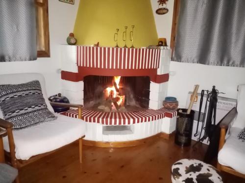 un camino in un soggiorno con camino di Olympos House a Litóchoron