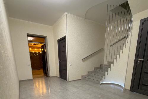 Un pasillo con escalera en una casa. en Nature Rock Guesthouse, en Areni
