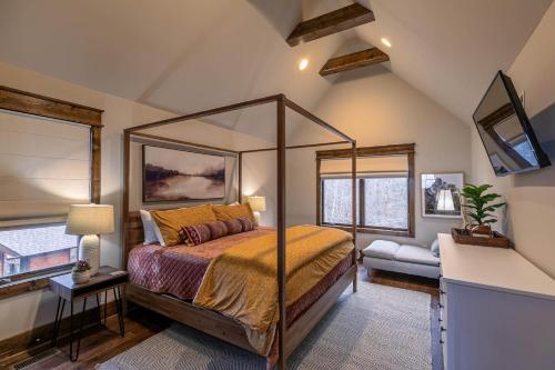 Una cama o camas en una habitación de Overlook Nook at Eagles Nest
