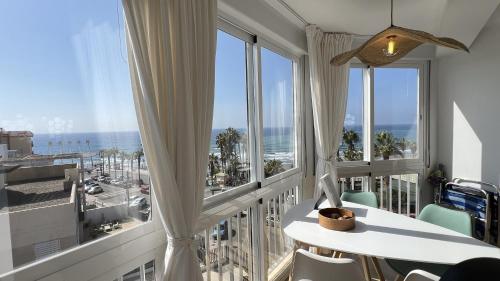a room with a balcony with a view of the ocean at Ruselo in Torrox Costa