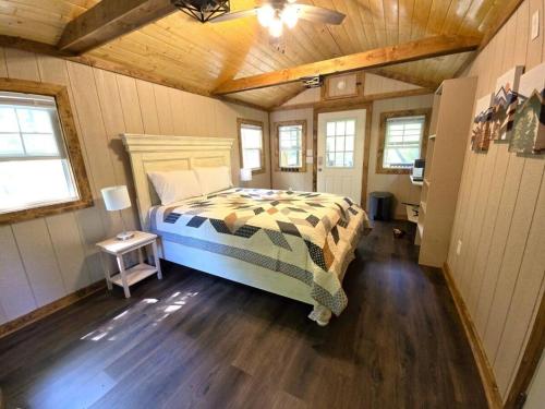 Ένα ή περισσότερα κρεβάτια σε δωμάτιο στο Tiny Home Creekside Nature Escape, Hot Shower, WIFI, Peaceful