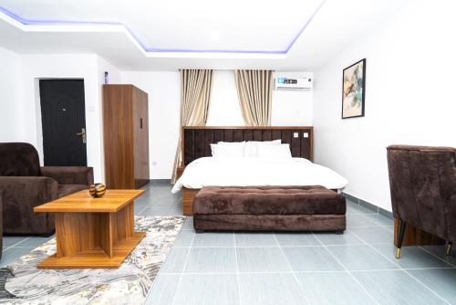 レッキにあるArzumiのベッドとソファとテーブルのある寝室