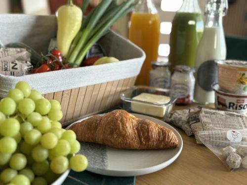 una mesa con un plato de pan y un racimo de uvas en RSD Riverside, 