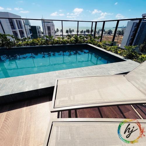 een zwembad op het dak van een gebouw bij Summer Flat 208 in Ilha da Restinga