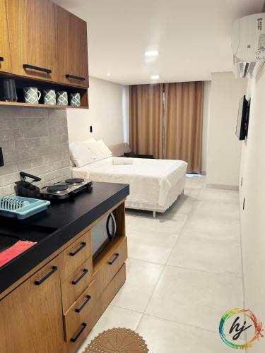 een keuken en een slaapkamer met een bed in een kamer bij Summer Flat 208 in Ilha da Restinga