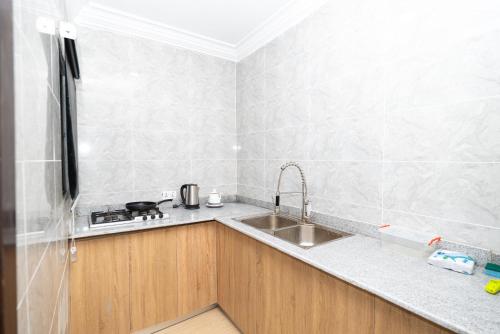 レッキにあるArzumiのシンクとコンロのあるキッチン