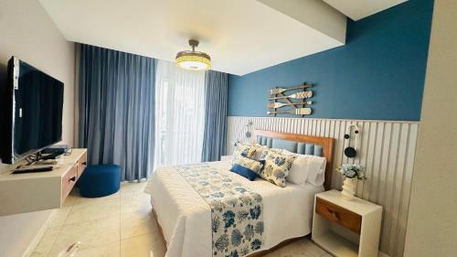 ボカ・チカにあるBoca Beach Residence 303の青い壁のベッドルーム1室(ベッド1台付)