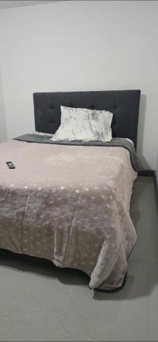 En eller flere senge i et værelse på charala sabana sur