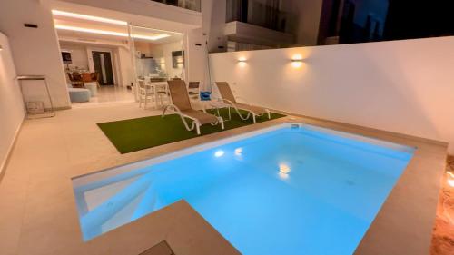 コラレホにあるAlma Nomada Luxury Villageの家の真ん中にあるプール