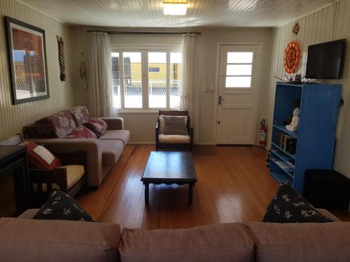 a living room with a couch and a coffee table at CASA FULL CENTRAL, 130m quadr, 9 Pessoas, Wi-Fi, 3 Qtos, Churrasqueira Interna, Cozinha-Sala Integrados, 2 Banheiros, Varanda, Jardim, Garagem Coberta 1 Carro, Estac Inter 3 Carros, Lareira de Alta Performance, Fogão de Ferro, Área nos Fundos in Cambará