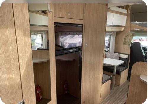 TV a/nebo společenská místnost v ubytování Parked central campervan