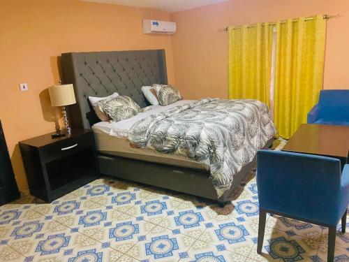 Ένα ή περισσότερα κρεβάτια σε δωμάτιο στο elevation lodge imatt