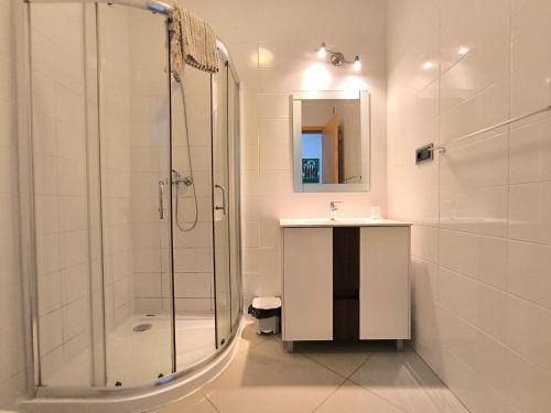 サンタ・マリアにあるBoho Chic Relax City Center Beachのシャワー、洗面台、鏡を備えたバスルーム