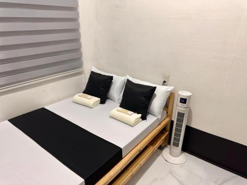 Postel nebo postele na pokoji v ubytování Cutesy Loft Studio - Budget & Commuter-Friendly Baguio Transient - Baguio City