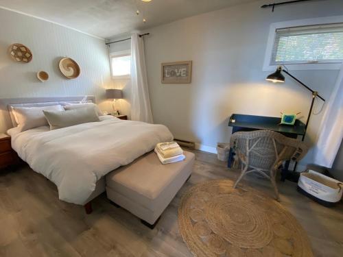 Una cama o camas en una habitación de The Nest - Cozy Waterfront on Huycks Bay, PEC