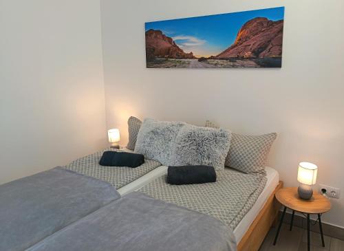 a bedroom with a bed and a couch with two lamps at Casa Lana in San Juan del Reparo