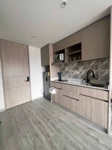Nhà bếp/bếp nhỏ tại Modern studio apartment, comfortable, strategic location