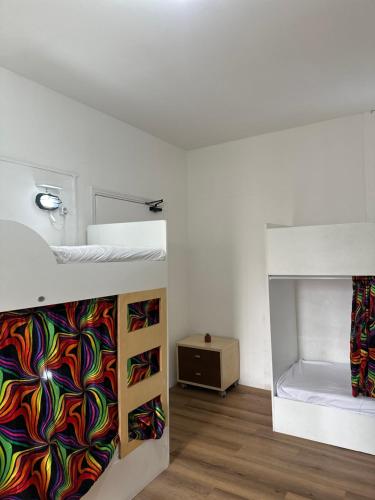 une chambre avec deux lits superposés et un lit dans l'établissement Hostel Liberdade, à São Paulo