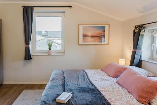 Un dormitorio con una cama y una ventana en Feldbrise-Fehmarn, en Fehmarn