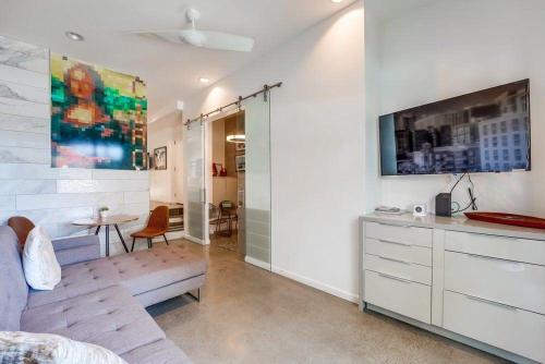 Un dormitorio con una cama, un escritorio y un televisor. en Kettner Row 1, en San Diego