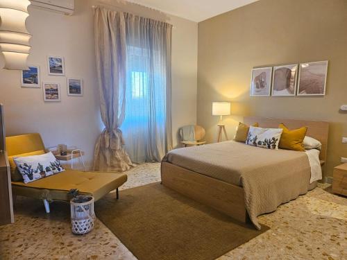 een slaapkamer met een groot bed en een raam bij Sole raggiante Lia Darzillo in Afragola