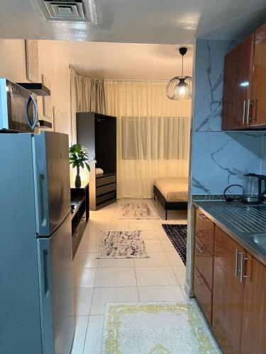 Kuchyň nebo kuchyňský kout v ubytování Studio in Ajman Corniche