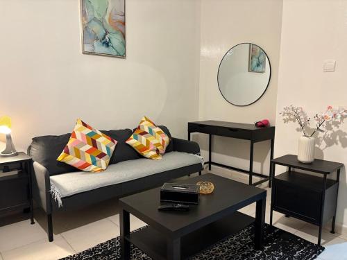 Studio in Ajman Corniche的休息区