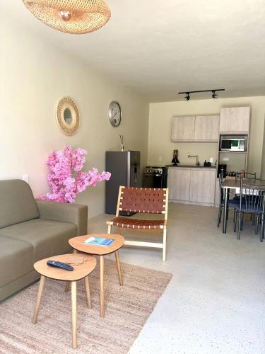O bucătărie sau chicinetă la Curacao - 2 Bedroom Getaway - 9min/Beach & Airport